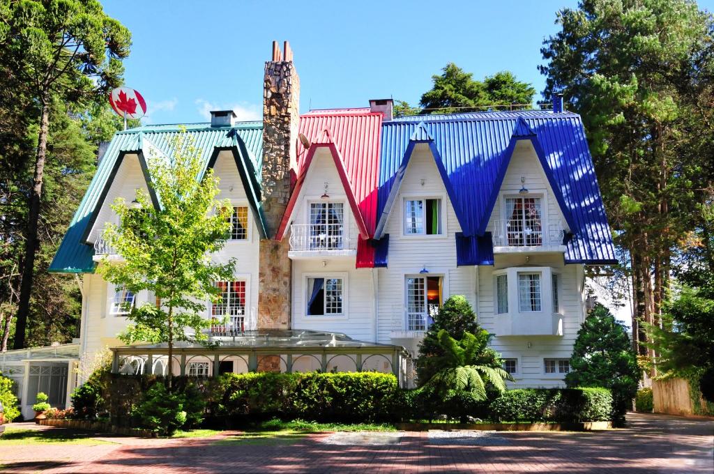 坎波斯杜若尔当坎波斯杜若尔当加拿大旅舍的一座白色的大房子,有色彩缤纷的屋顶