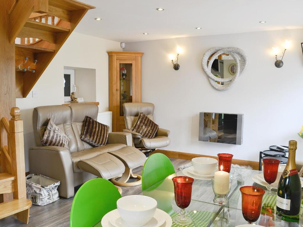 HendyLily Vale Cottage的客厅配有桌子和沙发