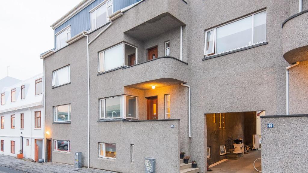 雷克雅未克Apartments Reykjavik的灰色的砖砌建筑,街上有窗户