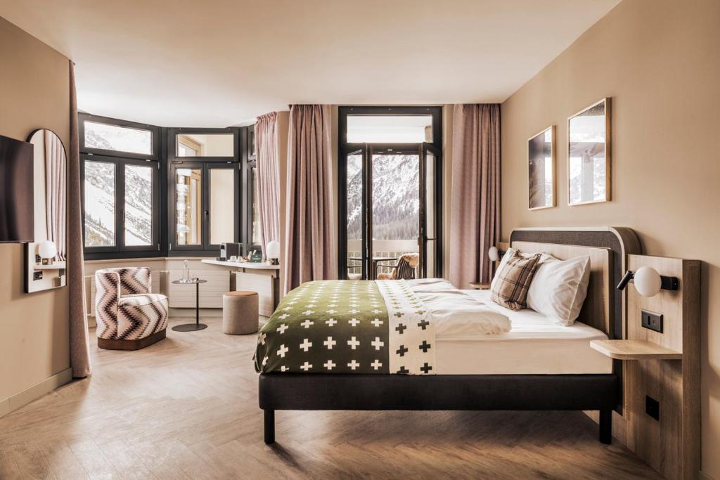 阿罗萨Faern Arosa Altein的一间设有床铺的卧室,位于带窗户的房间内