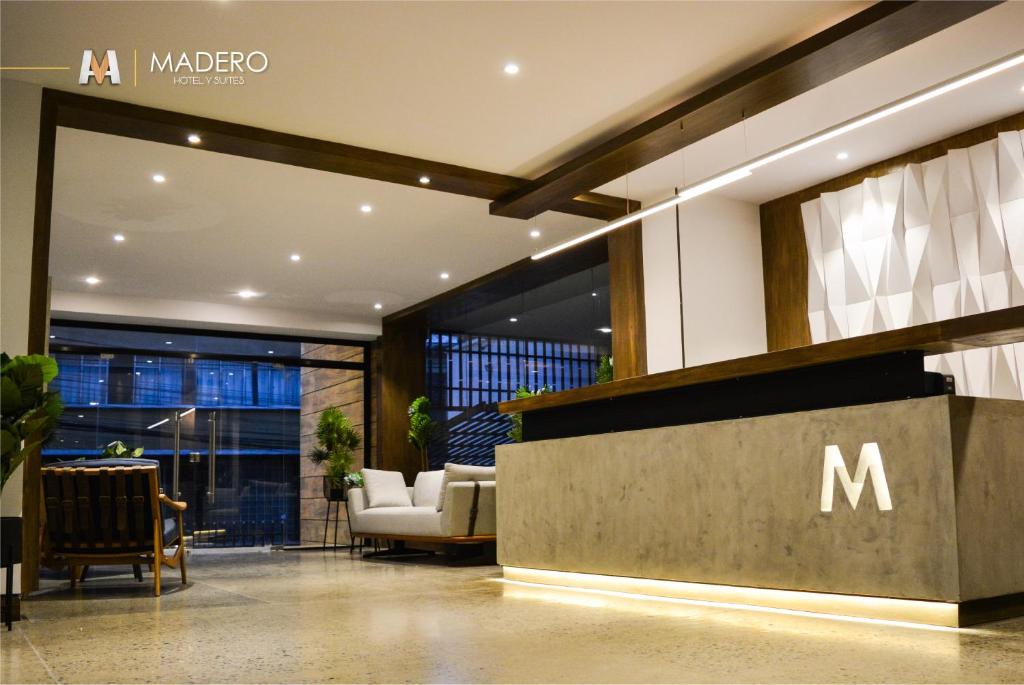 拉巴斯Madero Hotel & Suites的墙上挂着m标志的大堂