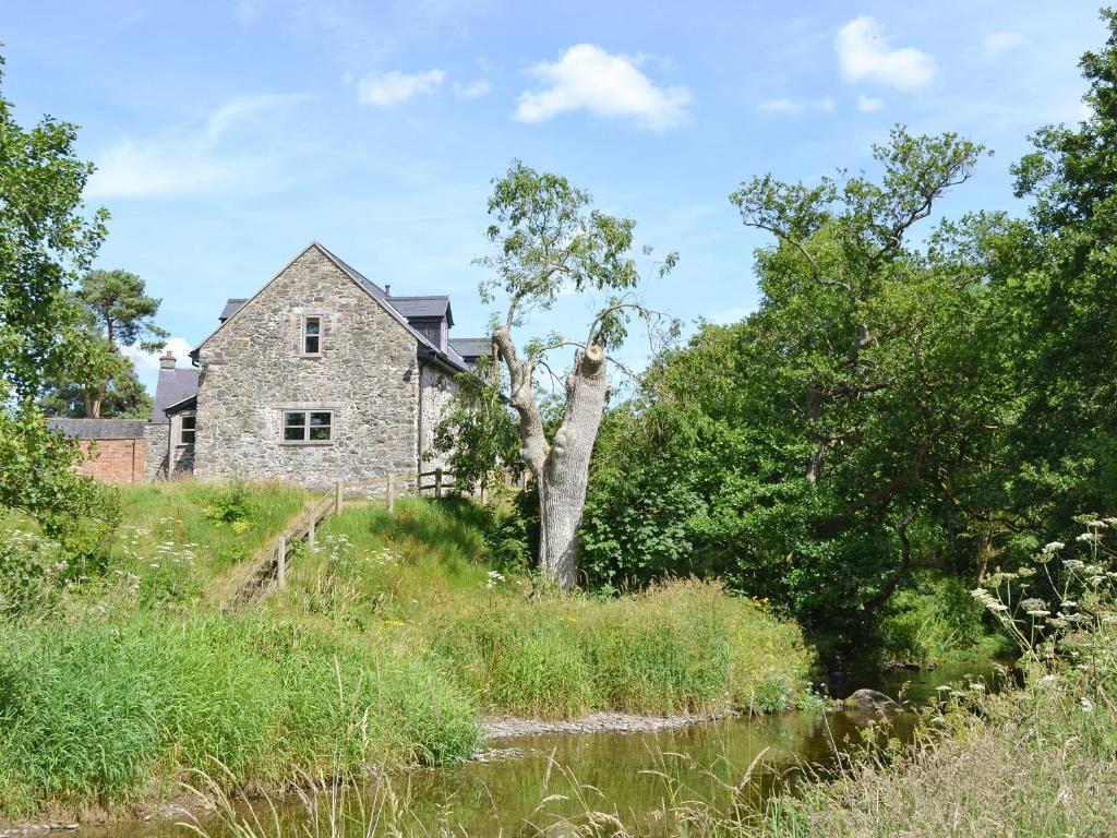 Llanrhaeadr-ym-Mochnant泰瑞德乡村别墅的河边小山上的古老石屋
