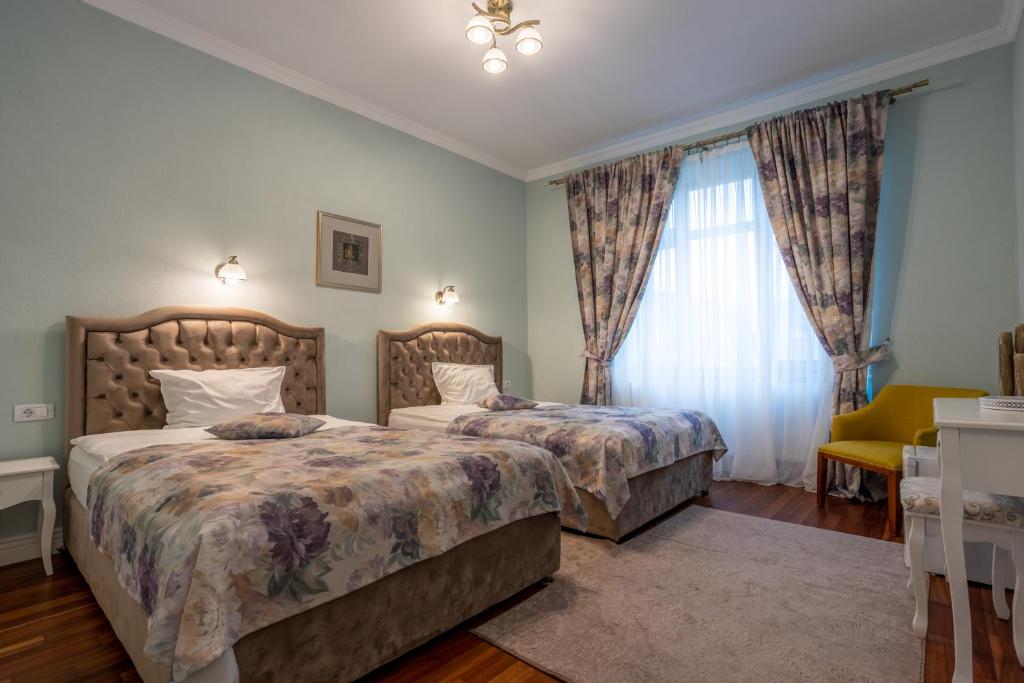 德瓦Vila Missy的一间卧室设有两张床和窗户。