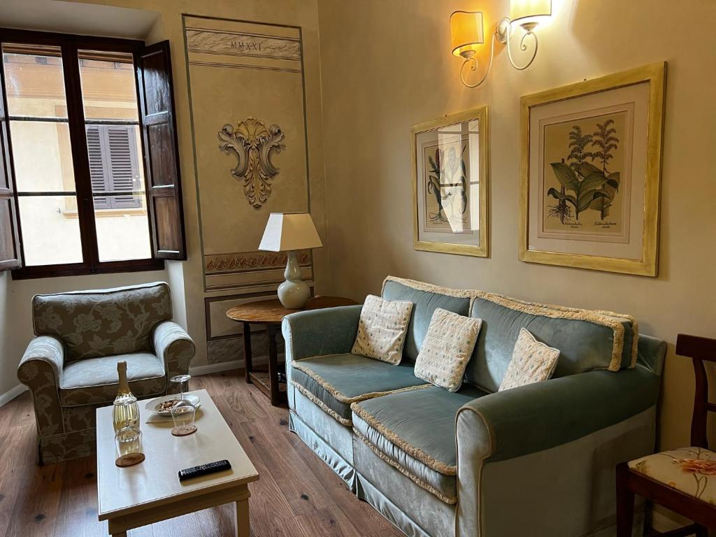 波吉邦西Maestra Exclusive Chianti House, Tuscany的客厅配有沙发和桌子