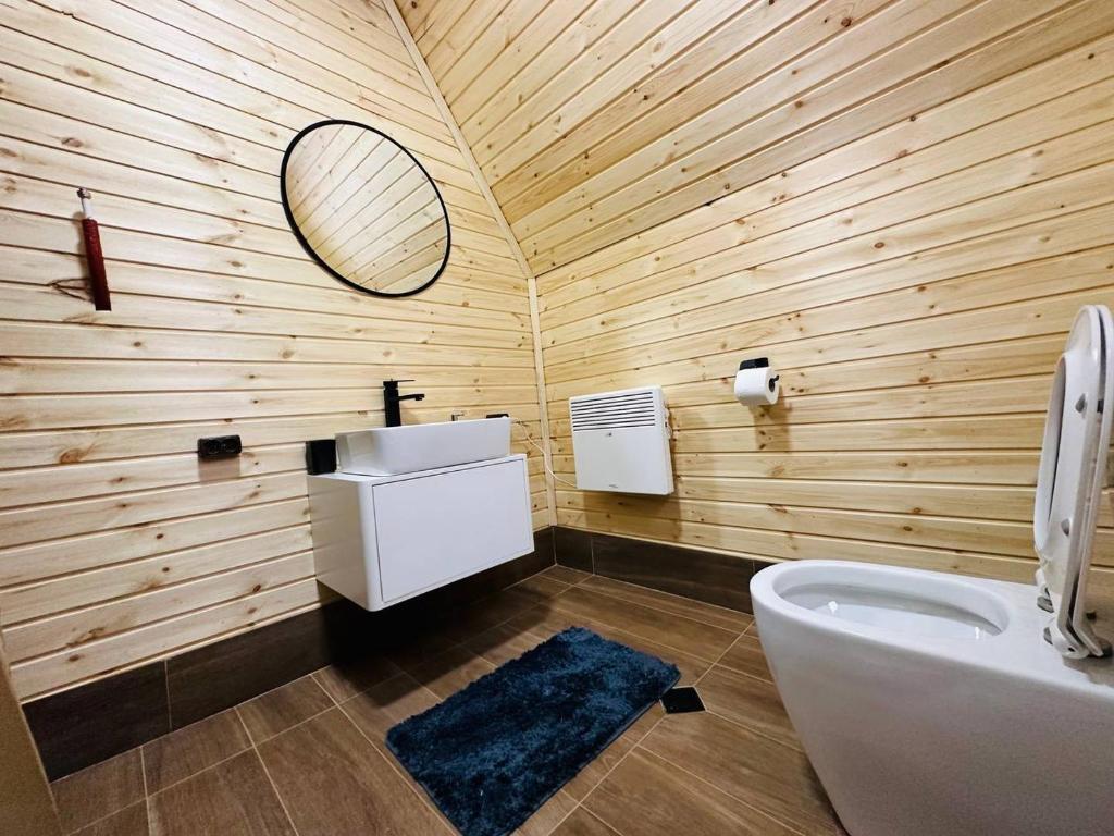 梅斯蒂亚WinterFell Mestia的浴室设有白色水槽和镜子