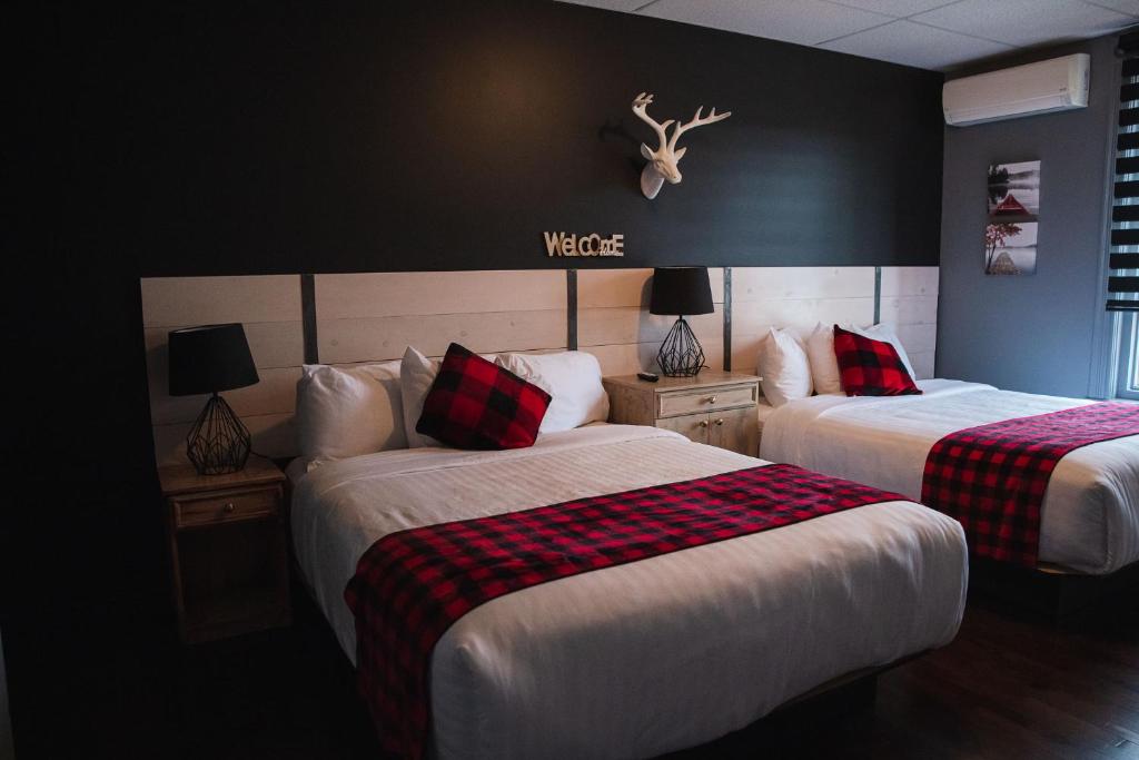 昂基博塞茹尔旅馆的酒店客房,设有两张红色和黑色的床