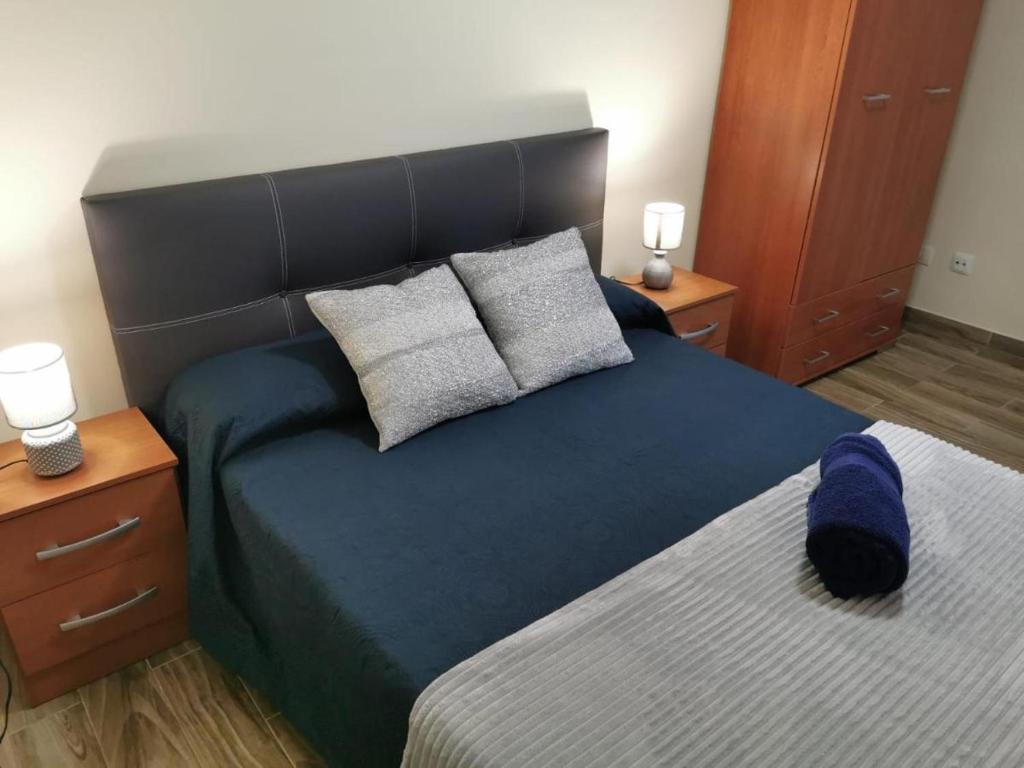 拉拉古纳The Blue House的一间卧室配有一张带2个床头柜的大型蓝色床