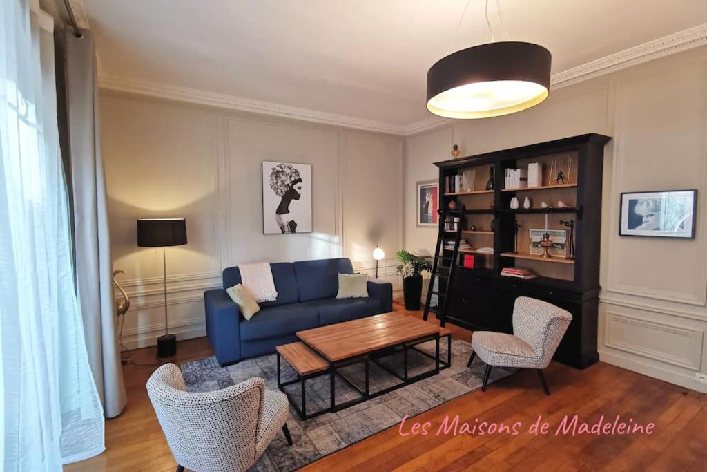 南特Le Royal Couëdic - Les Maisons de Madeleine的客厅配有蓝色的沙发和桌子