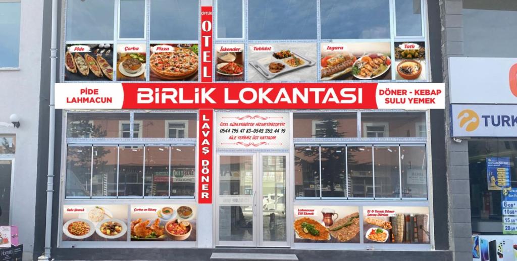 Çiftlik otel的快餐店的标志,上面有食物