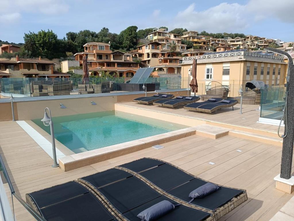维拉西米乌斯Crabonaxa Suite Appartment的屋顶上带躺椅的游泳池