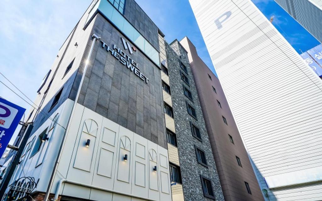 釜山Hotel the Sweet的建筑的侧面有标志