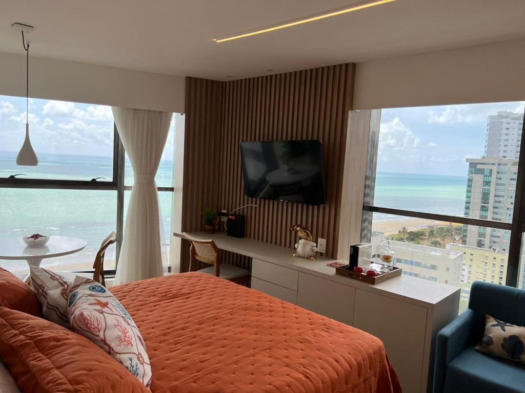 累西腓Flat Beira Mar Boa Viagem- Beach Class Internacional的一间卧室配有一张床,享有海景