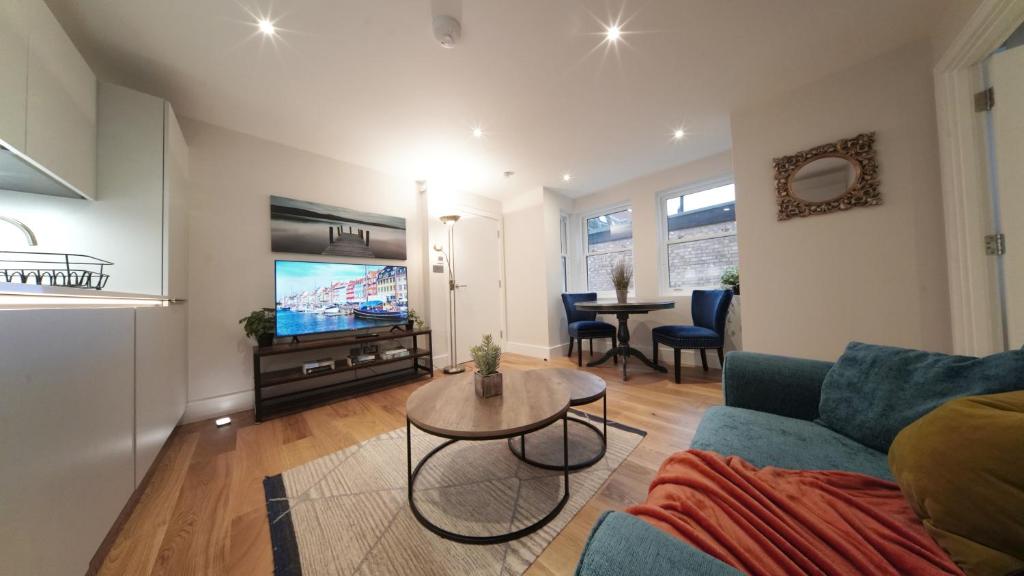 圣奥尔本斯Ritual Stays stylish 1-Bed Flat in the Heart of St Albans City Centre with Working Space and Super Fast WiFi的客厅配有沙发和桌子