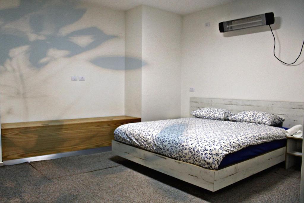 迈季代勒舍姆斯Tower of the sun的一间卧室配有一张床和壁挂式投影仪