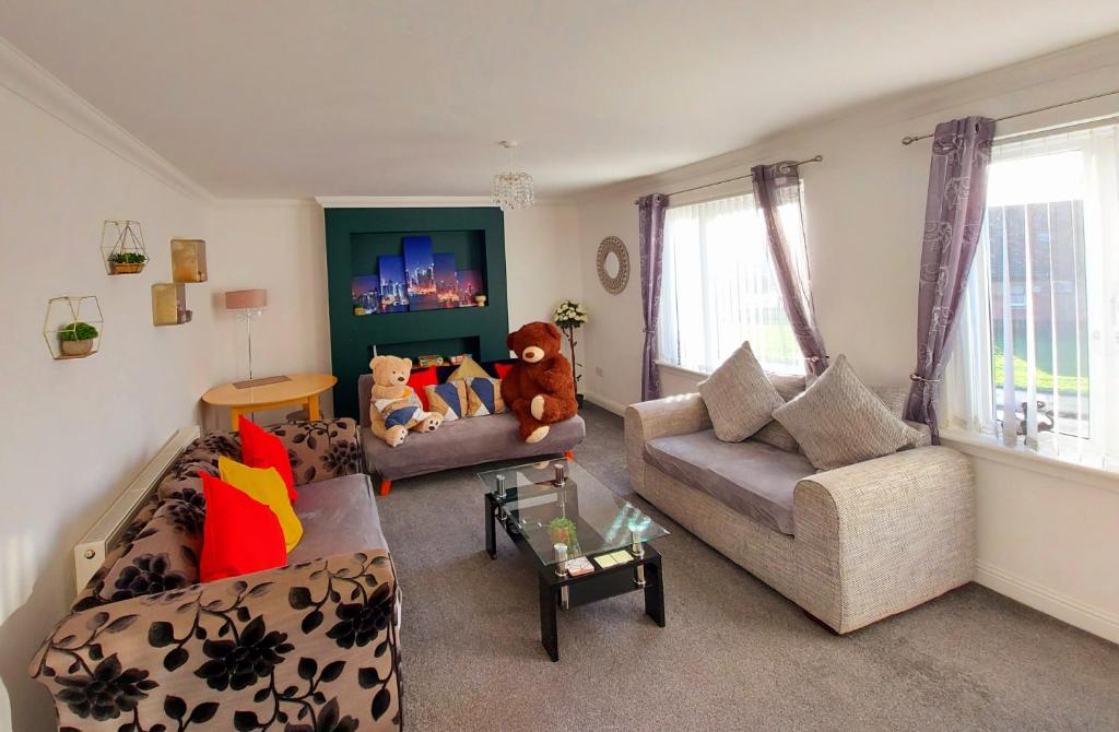 索尔特科茨Teddy Bears' 3-bedroom Maisonette的客厅配有两张沙发和泰迪熊