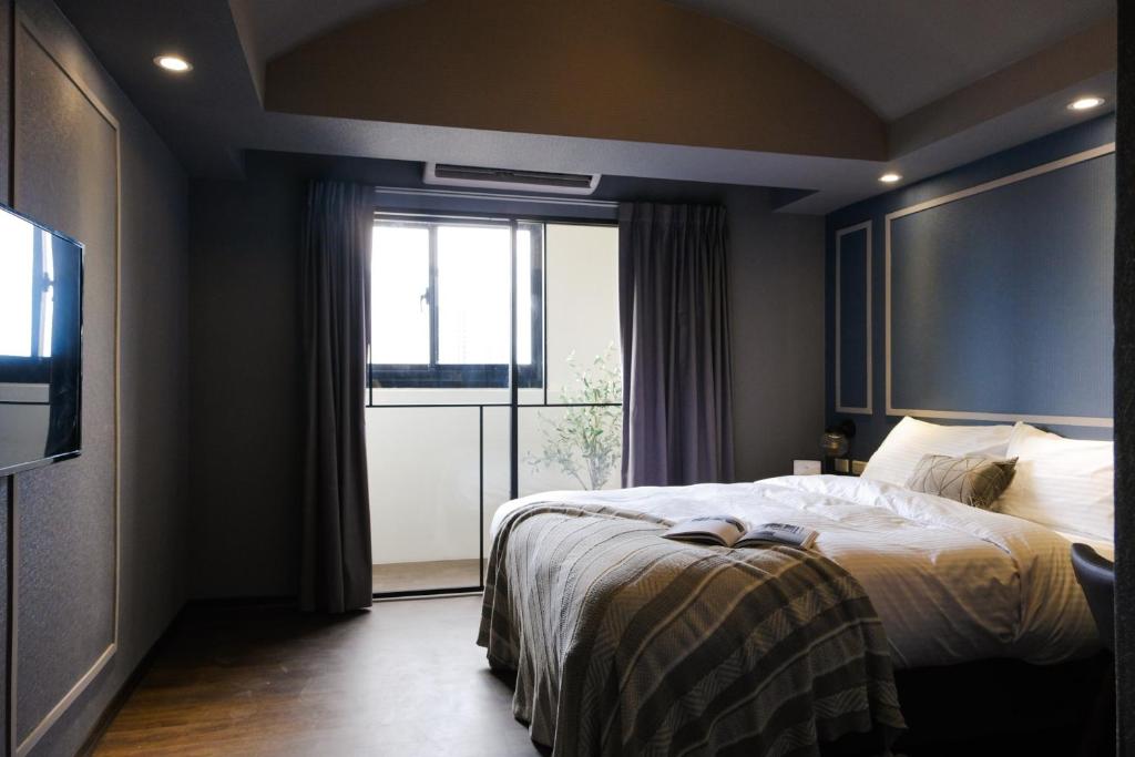 台北柜富旅店 的一间卧室设有一张床和一个大窗户