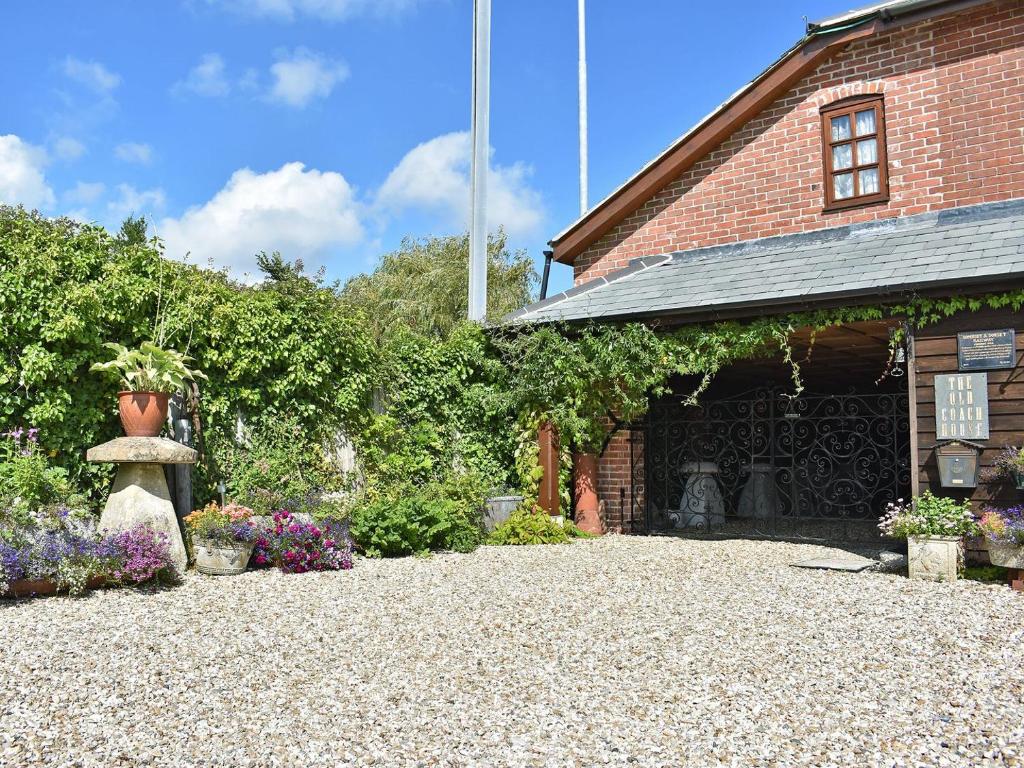 伍尔铁路小屋乡村别墅的花草砖建筑的庭院