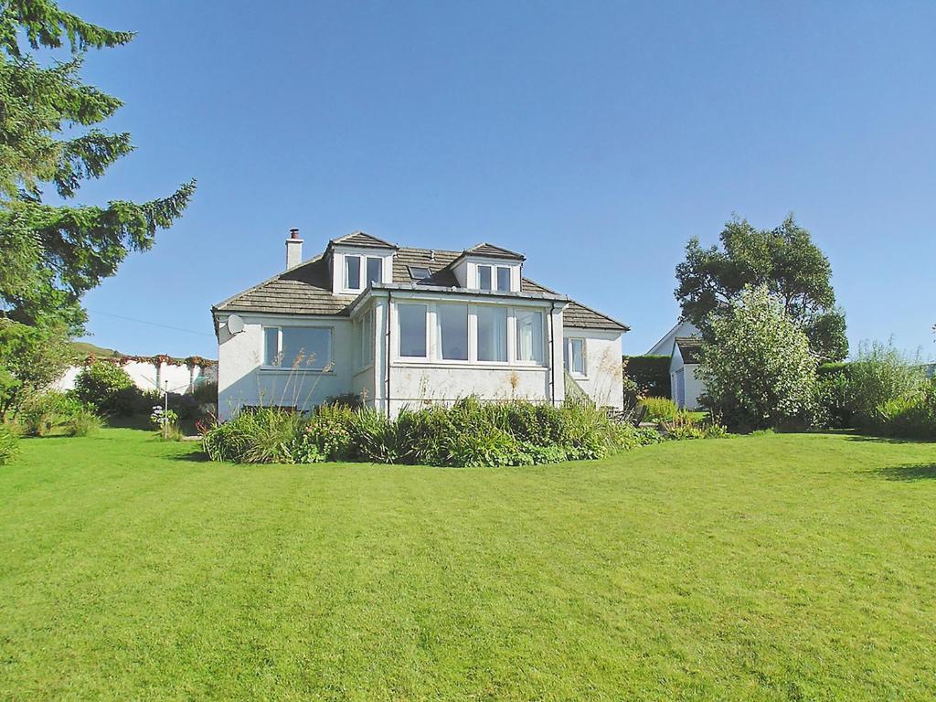 ClachanSeabank Cottage的一座大房子,位于一座草地山丘上,有院子