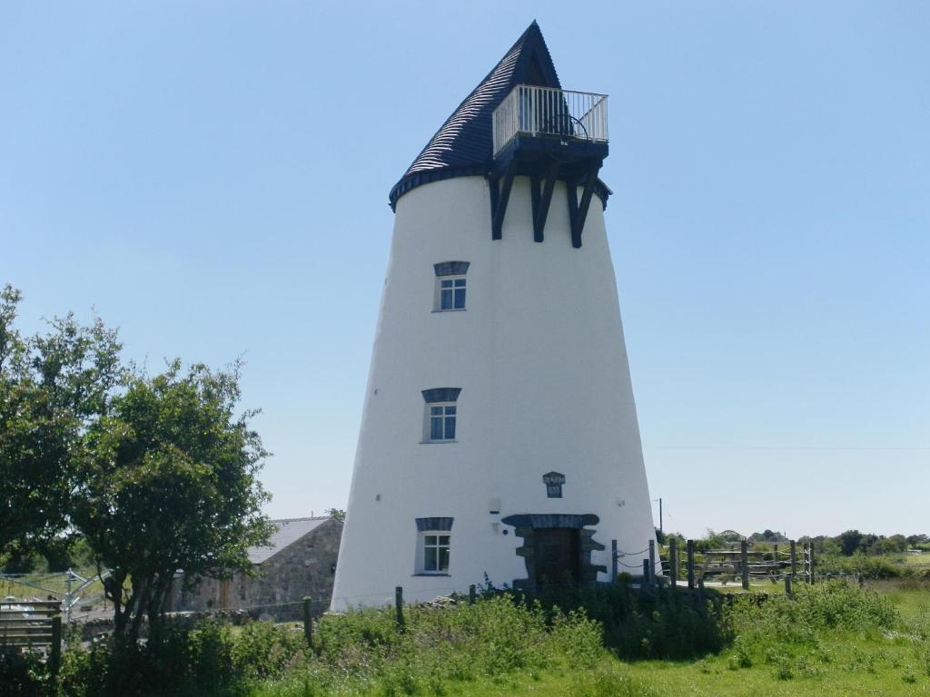 CoedanaThe Windmill的白色灯塔,有黑色屋顶