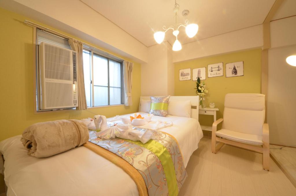 大阪River Side Namba 401的儿童卧室配有一张床和一把椅子