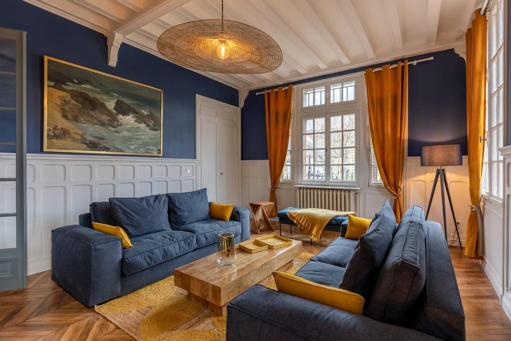 翁弗勒尔Le Manoir des EMBRUNS 14P - Location N1- Terrace- public parking 2 min的客厅配有蓝色的沙发和桌子