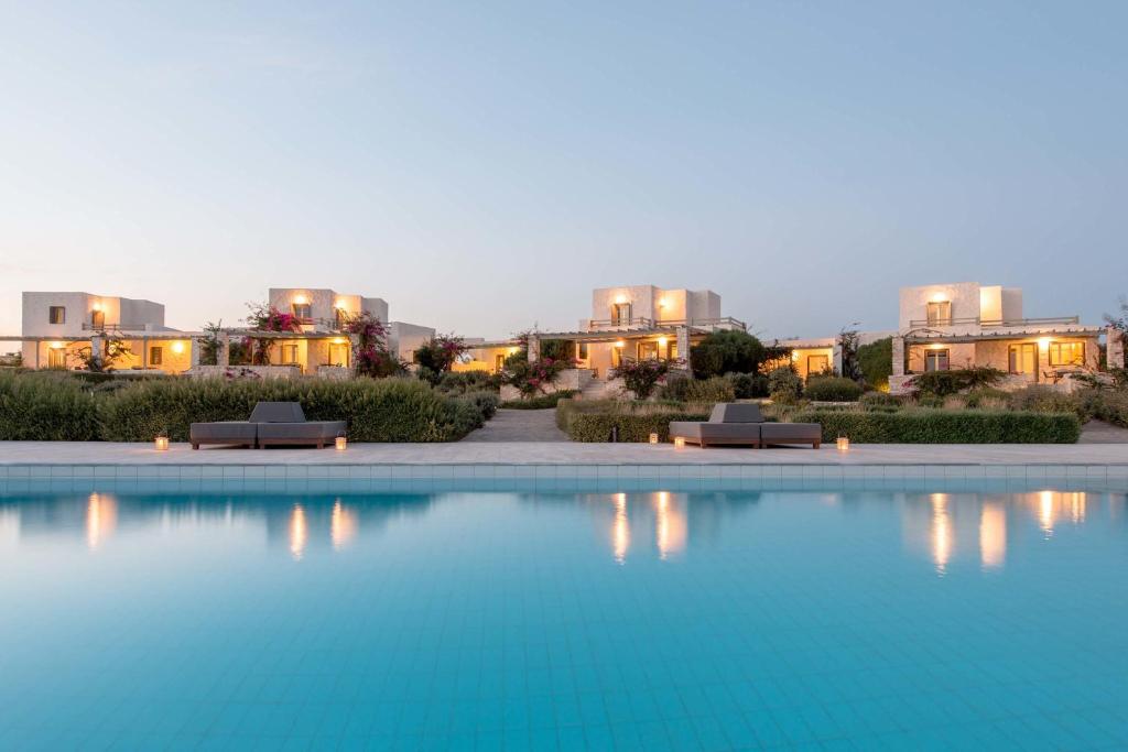 安倍拉斯斯塔琼斯豪华公寓式酒店的一座大型游泳池,其建筑背景为: