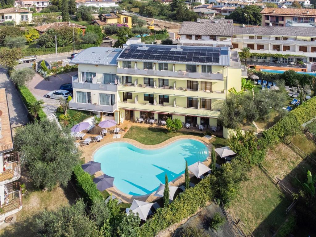 加尔达Hotel Alessandra的享有酒店和游泳池的空中景致