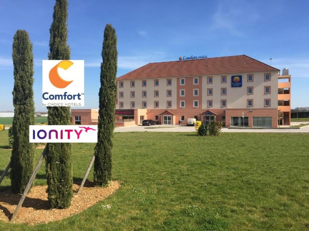 第戎Comfort Hotel Dijon Sud - 21600 LONGVIC的建筑前有标志的酒店