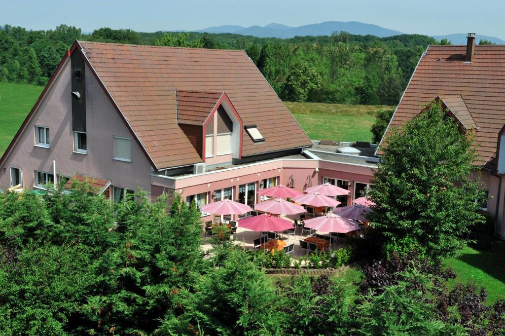 伯恩霍普勒豪特Hotel Restaurant Le Coquelicot的享有酒店空中美景,配有粉红色的遮阳伞