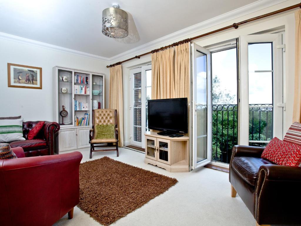 韦茅斯Cormorant View的一间带电视和沙发的客厅