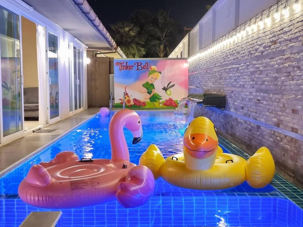 乔木提恩海滩Tinker Bell Pool Villa的游泳池内带两个玩具的游泳池