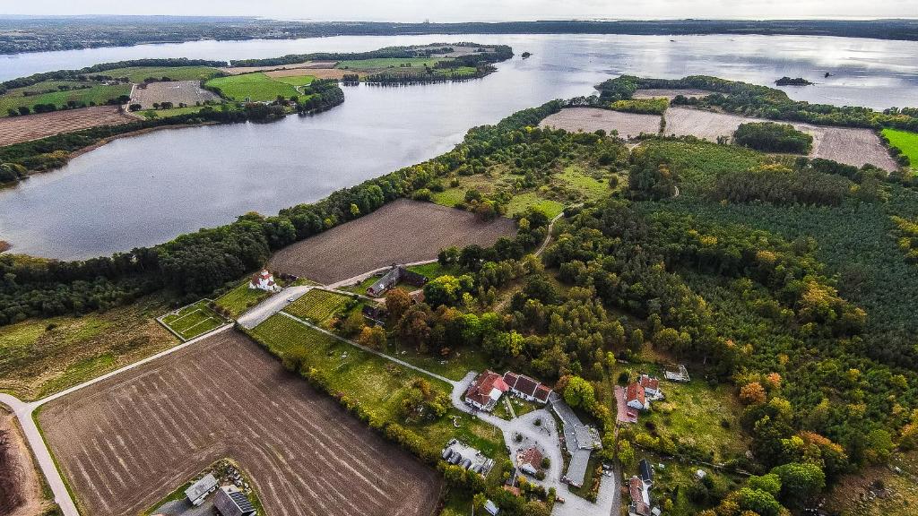 FjälkingeIvögården Mat & Vingård的河流和农场的空中景观