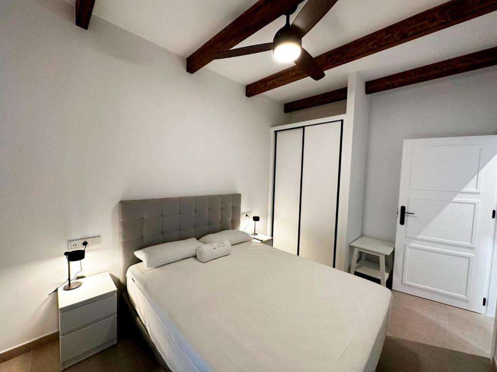 圣佩德罗-德尔皮纳塔尔Apartamentos Turísticos Magallanes I的卧室配有白色大床和白色橱柜