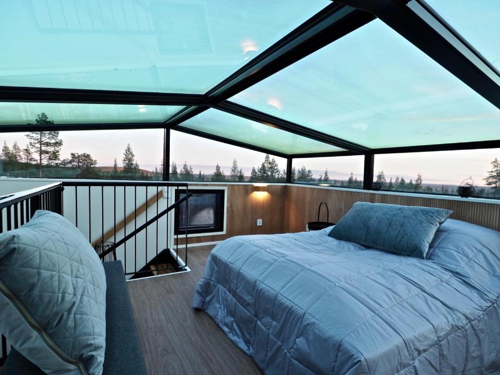 锡尔卡Levillas Levin Tuulahdus的主卧室设有一张床和一个阳台