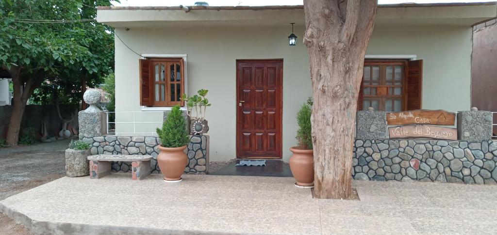 乌尼翁镇Casa Valle del Bermejo的两扇门、长凳和植物的房子