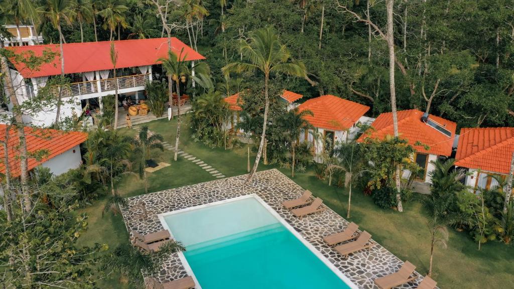 阿杭格默Panta Rei resort的享有带游泳池的度假村的空中景致