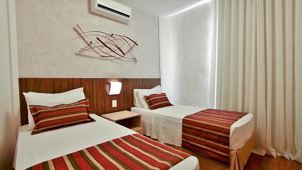 贝洛奥里藏特Pampulha Lieu Hotel的酒店客房 - 带两张床