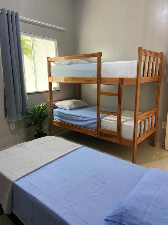 乌巴雅拉Apuama Hostel的一间卧室设有两张双层床和一扇窗户。