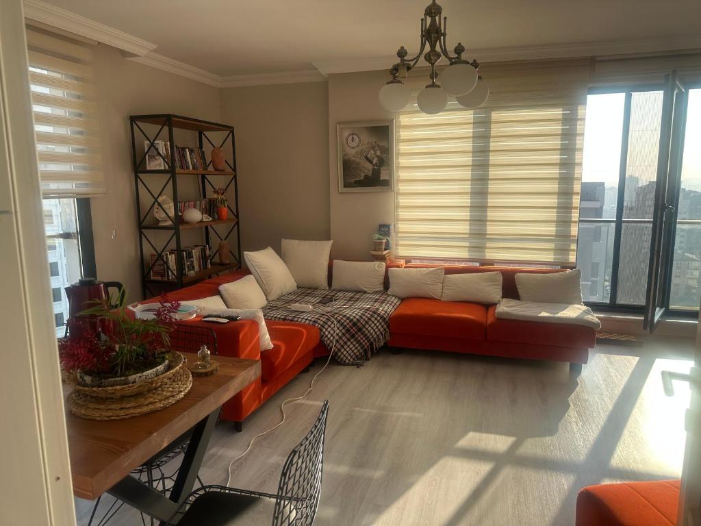 伊斯坦布尔Dlk İmmobilien的客厅配有沙发和桌子