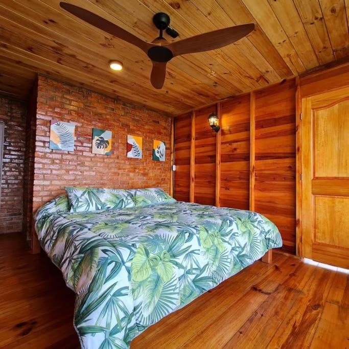 比亚维森西奥glamping la cumbre的一间卧室配有一张床和吊扇