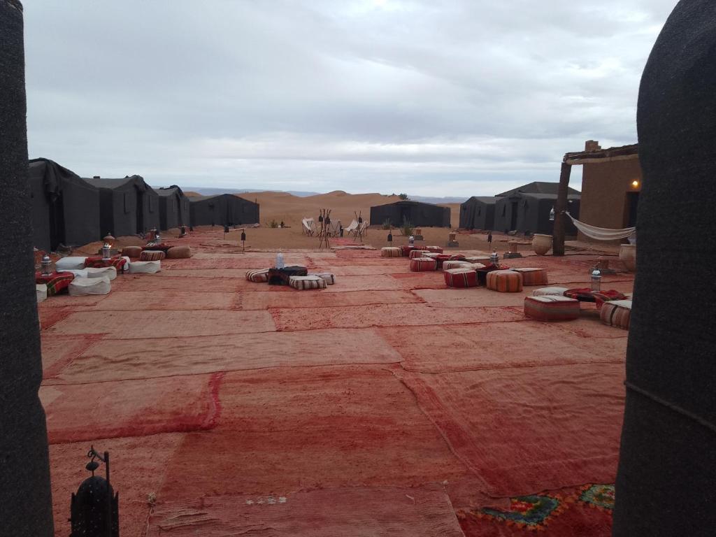 姆哈米德Luxury Camp desert Maroc Tours的沙漠中一群帐篷