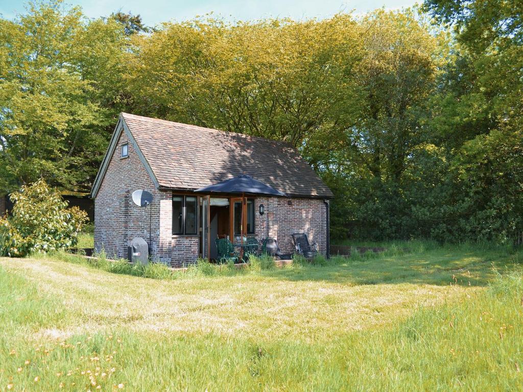法姆费尔德康斯托尔乡村别墅的田间中的一个老砖房