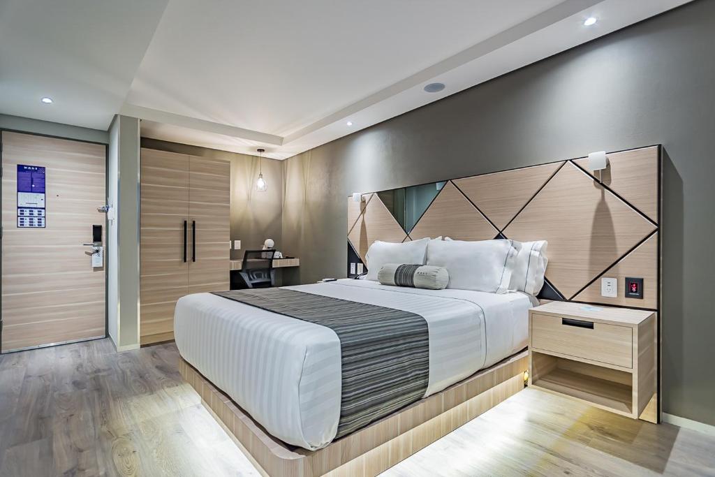 墨西哥城Kali Centro Mexico City的一间卧室配有一张大床和一张书桌