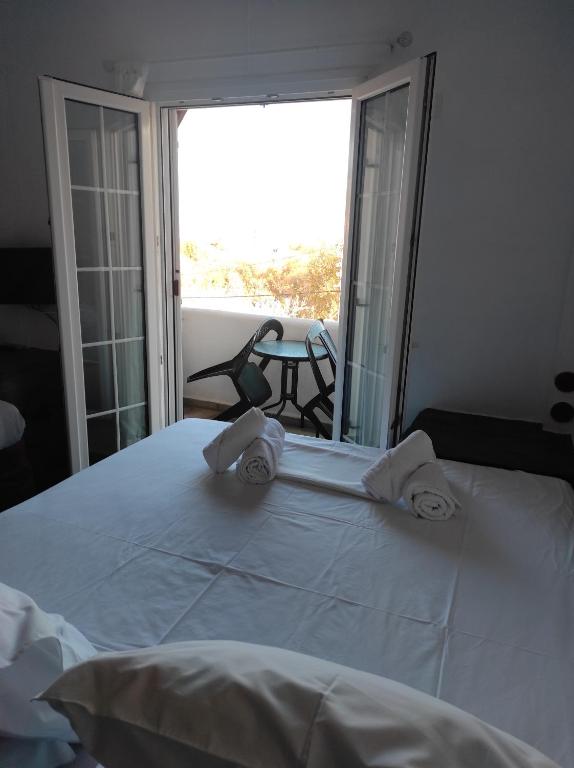 科里夏Kea Island II的卧室配有带毛巾的大型白色床
