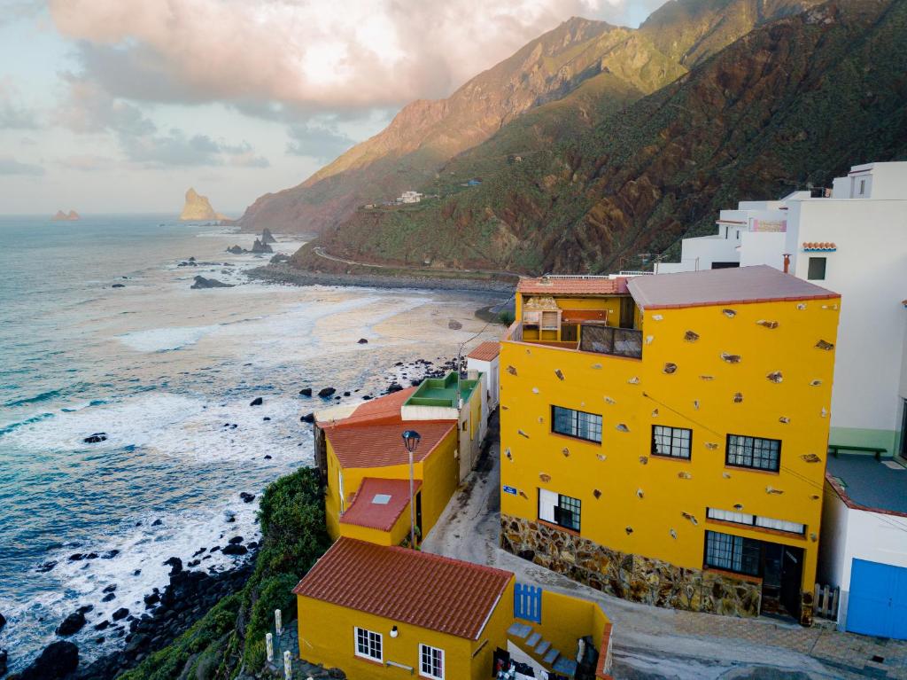 Almáciga卡萨那格公寓的靠近大海的黄色建筑的空中景观