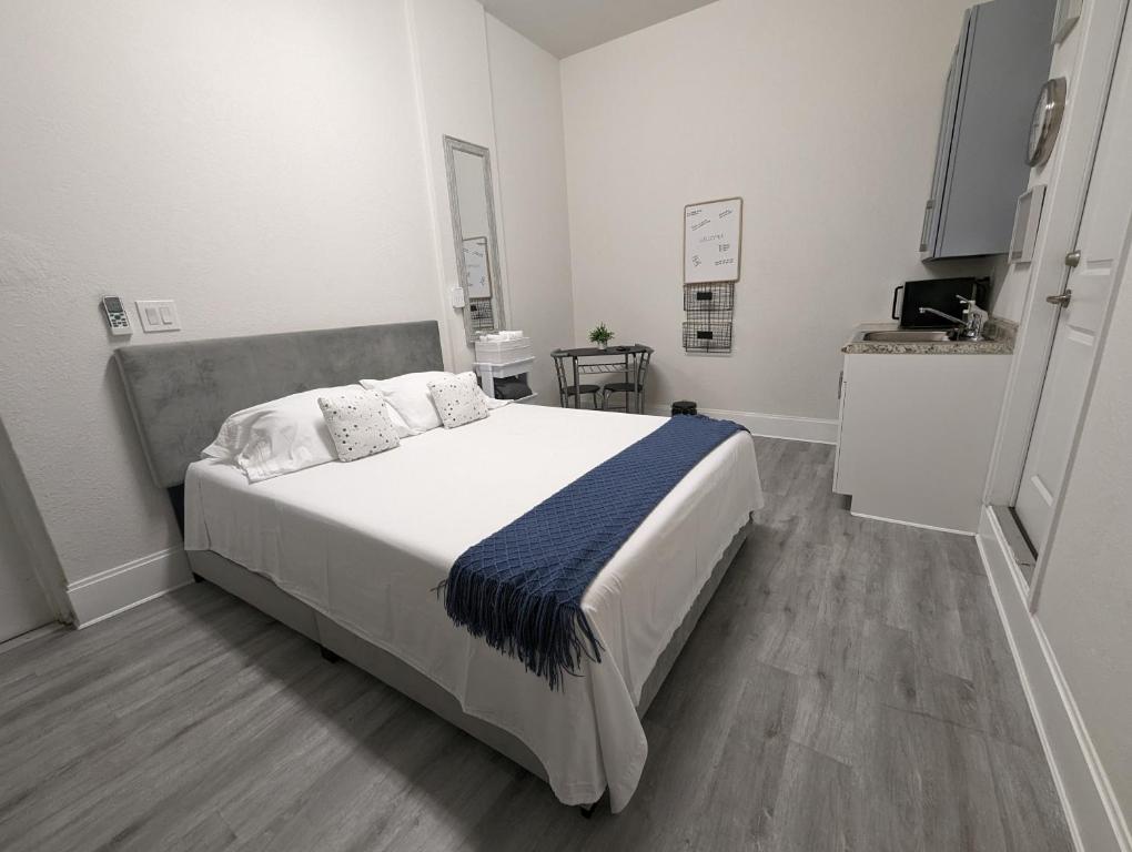 迈阿密Cozy Private Room的一间带大床的卧室和一间厨房