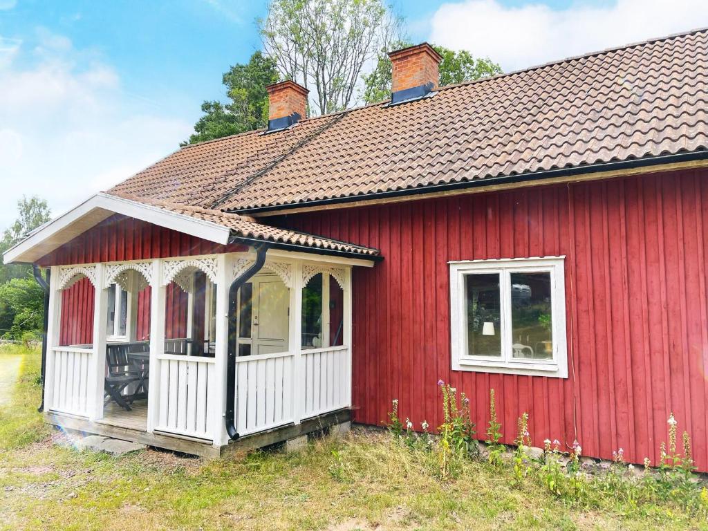 奥斯卡港Lilla Hule - på landet nära sjö的红色的房子,有白色门廊