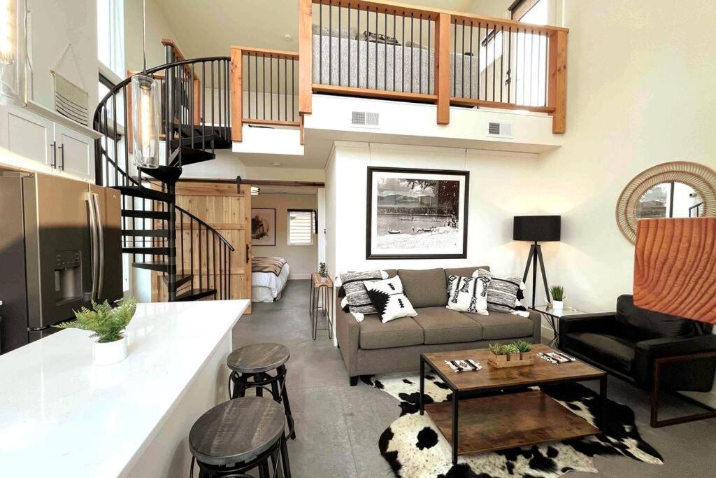 白鱼镇BRAND New Upscale Home- BEST location!的客厅配有沙发和桌子