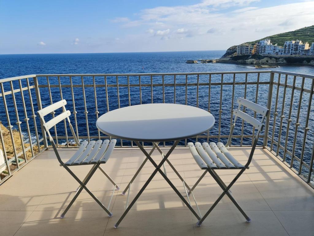 泽布季Sea Breeze的阳台配有一张桌子和两把椅子,享有海景