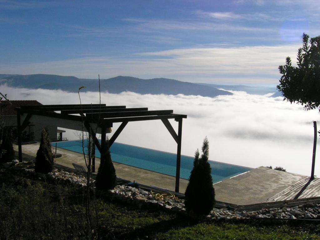 弗雷舒德埃什帕达阿辛塔Casa de Alpajares - Guest House & Spa的从云中的房子里欣赏海景